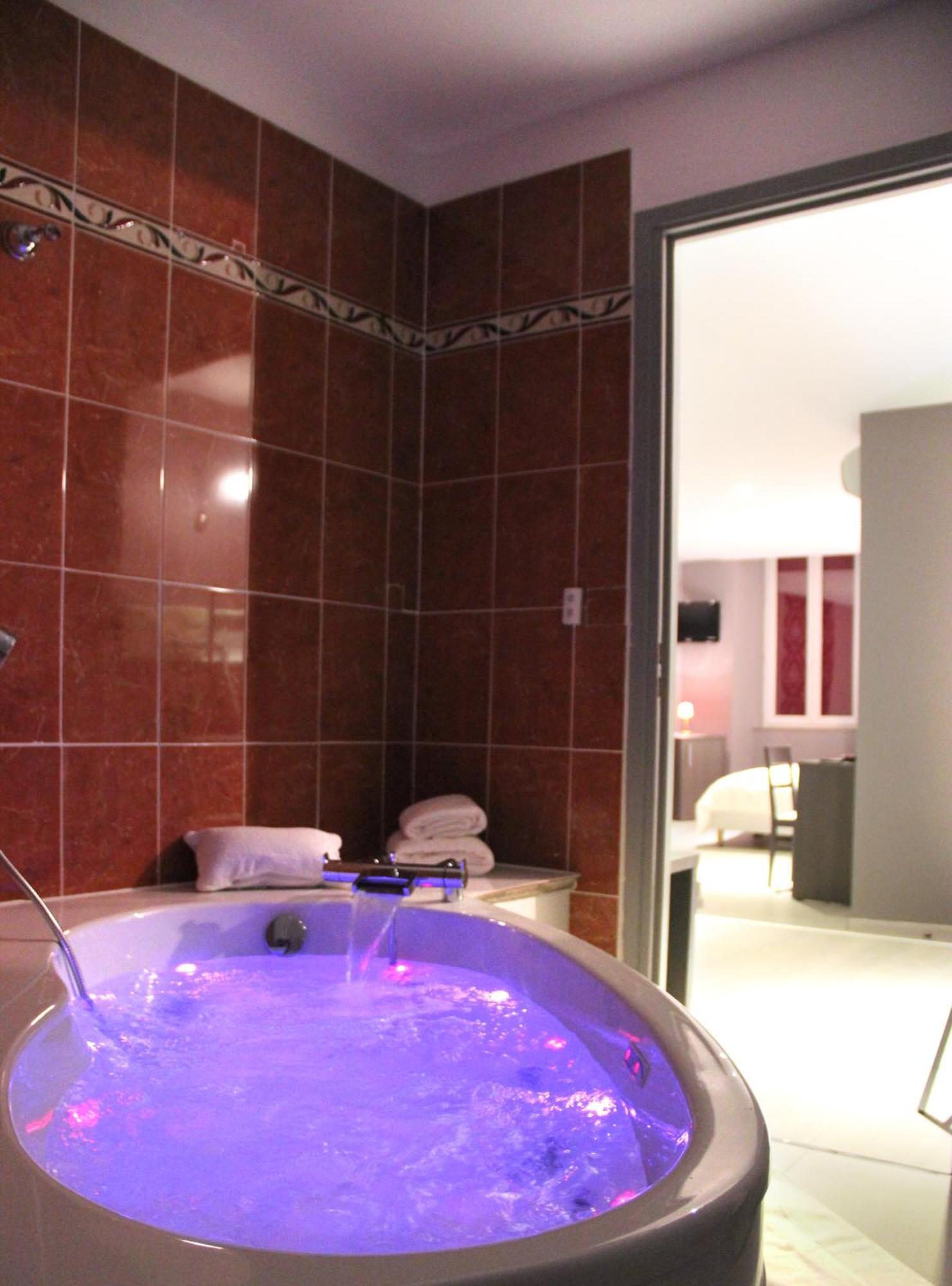 Hotel-Restaurant Des Voyageurs Le Cheylard Ngoại thất bức ảnh